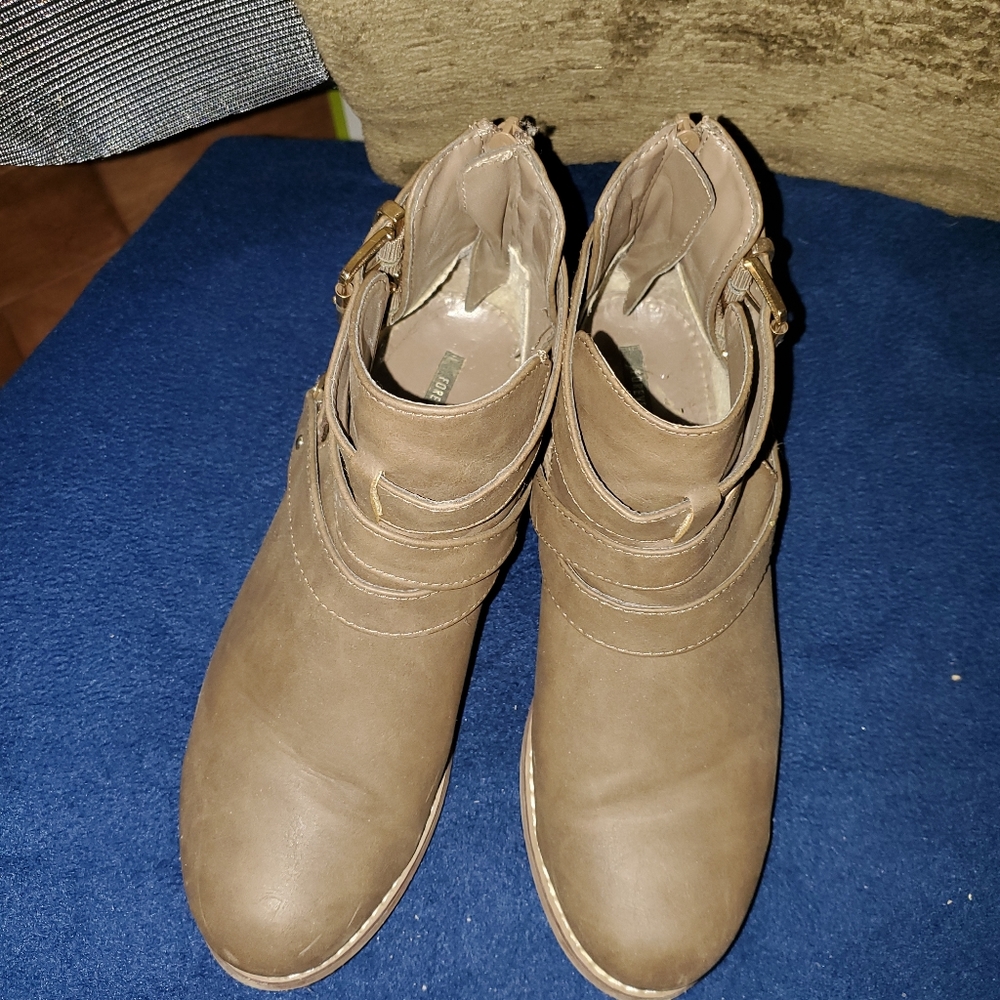 Boots - Picture 2 of 5